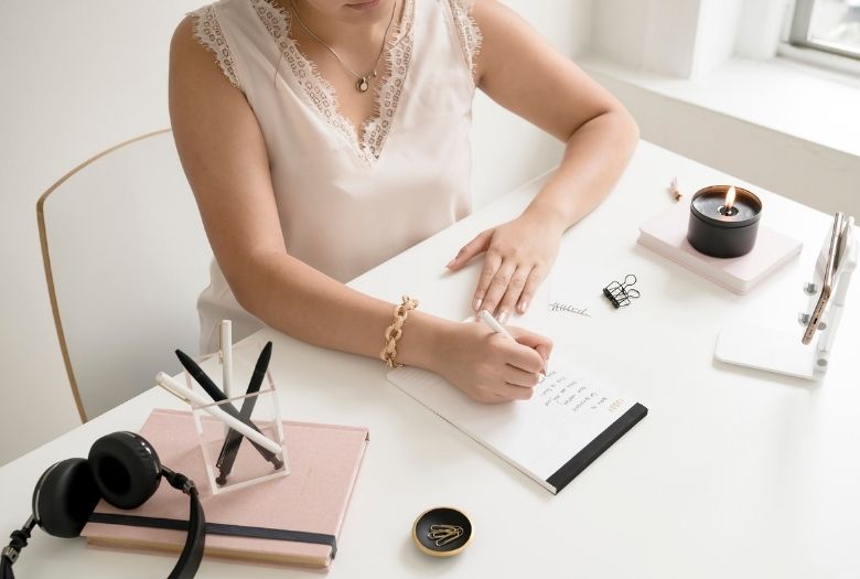 20 Tips For Beginner Bloggers: Grow It Faster And Better 9 Tips for beginner bloggers - woman writing a blogging checklist