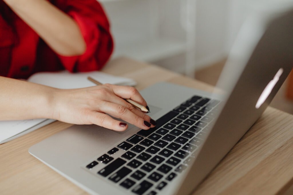 How I Became An Organized Blogger: 10 Productivity Boosts 4 Faceless woman using a laptop - how to keep your blog organized.