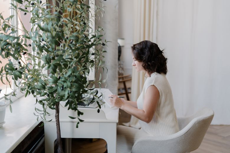 How To Turn A Blog Into A Business in 10 Steps 4 How To Turn A Blog Into A Business woman