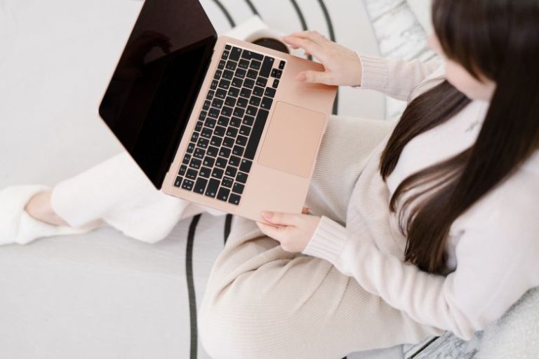 Why nobody is reading your blog and how to fix it - faceless woman using her laptop.