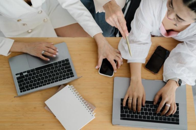 Faceless people working together - top blog and marketing coaches for bloggers.