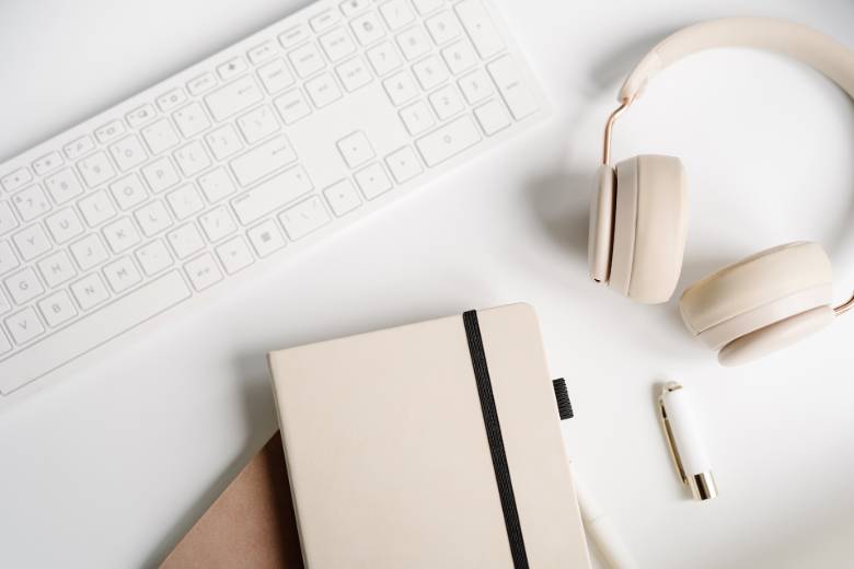 Laptop and notebooks on a desktop - how to create evergreen content.