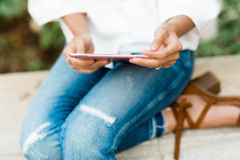 Pros and Cons of Blogging: What you Need To Know Before Starting 3 The pros and cons of blogging - faceless person looking at a iPad.