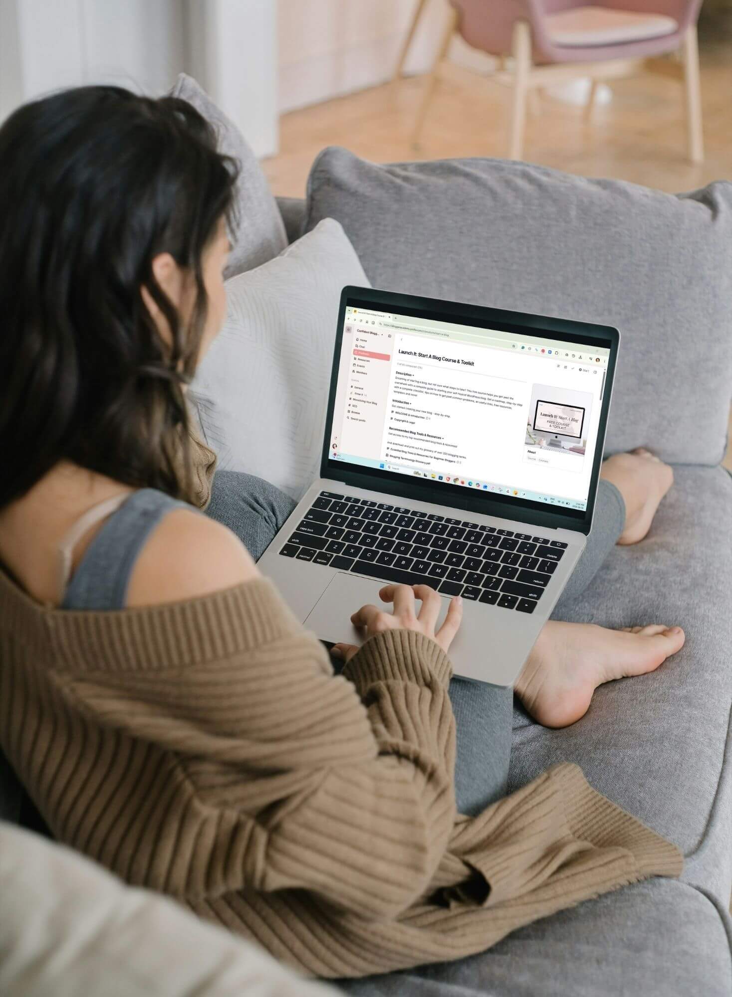 Margaret Bourne - Blog Coach 7 Woman using a laptop, taking the Launch It Start A Blog course from Margaret Bourne.